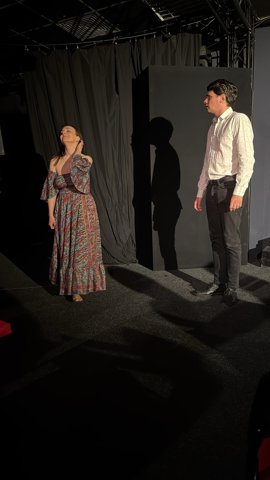 UN BĂRBAT ŞI MAI MULTE FEMEI