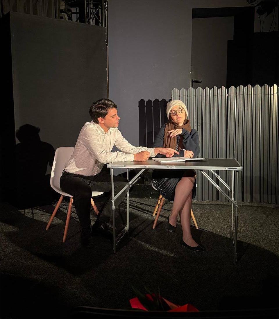 UN BĂRBAT ŞI MAI MULTE FEMEI