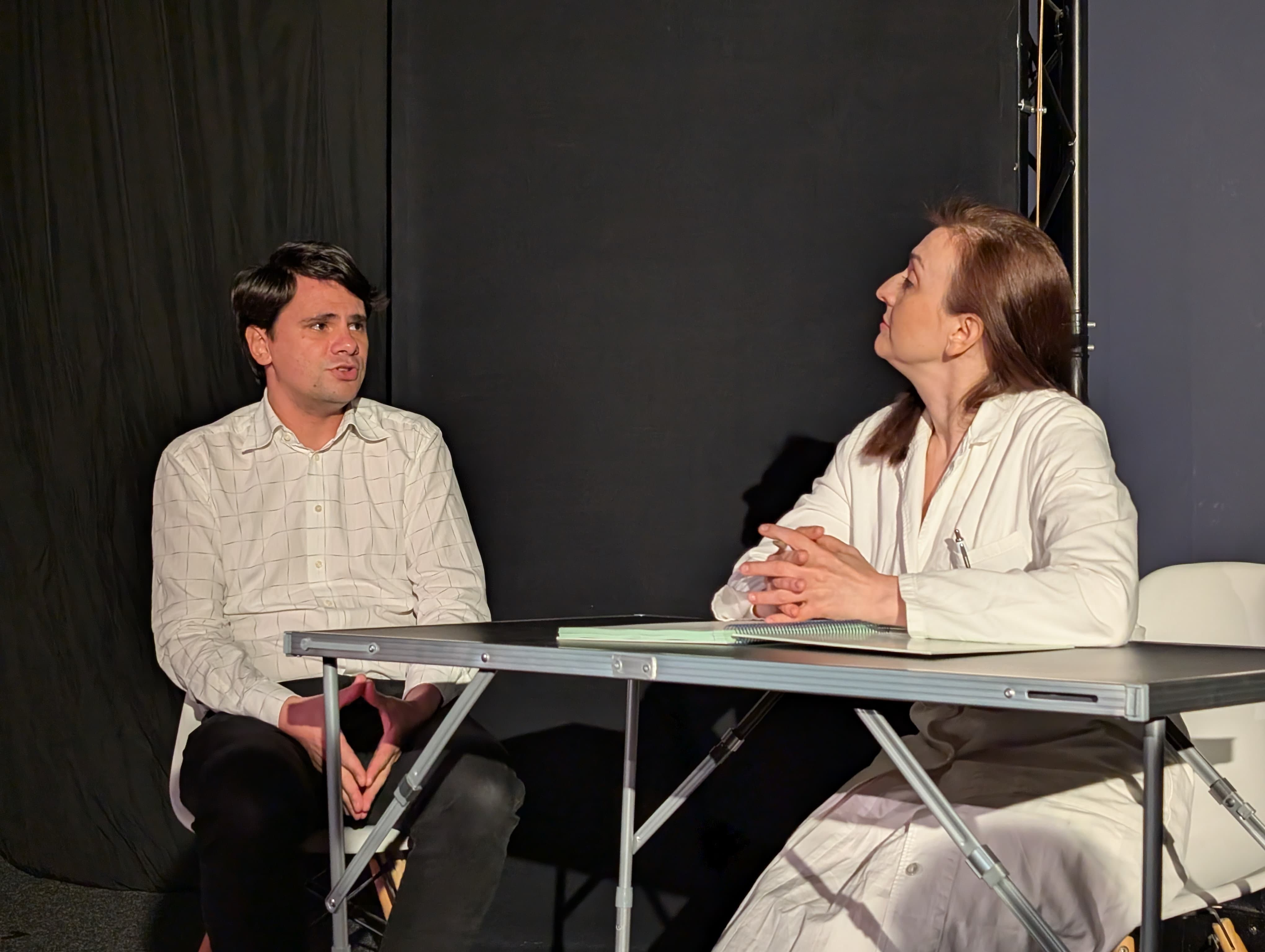 UN BĂRBAT ŞI MAI MULTE FEMEI